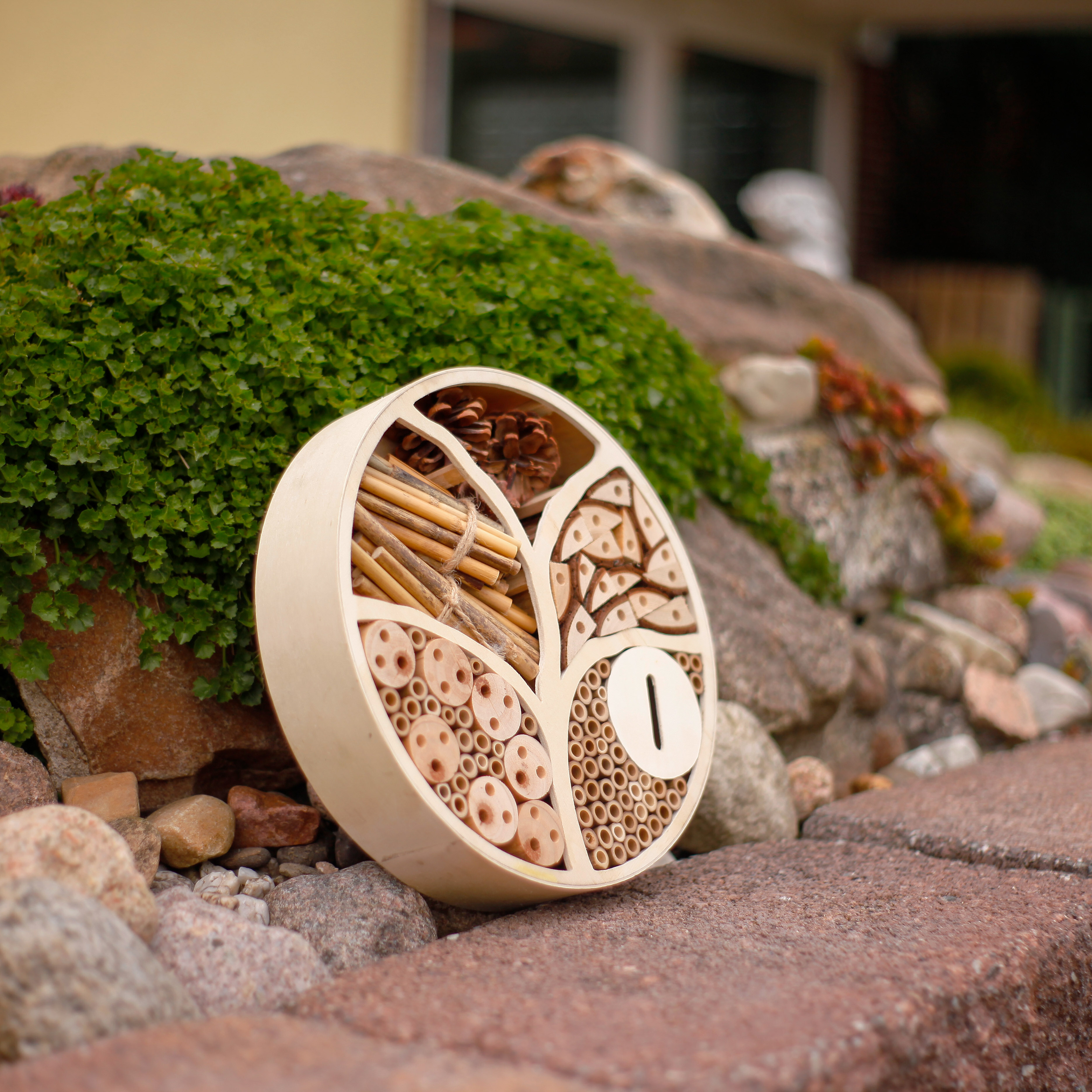 Besonders gut macht sich das Hotel in der Nähe von Bäumen oder Sträuchern.