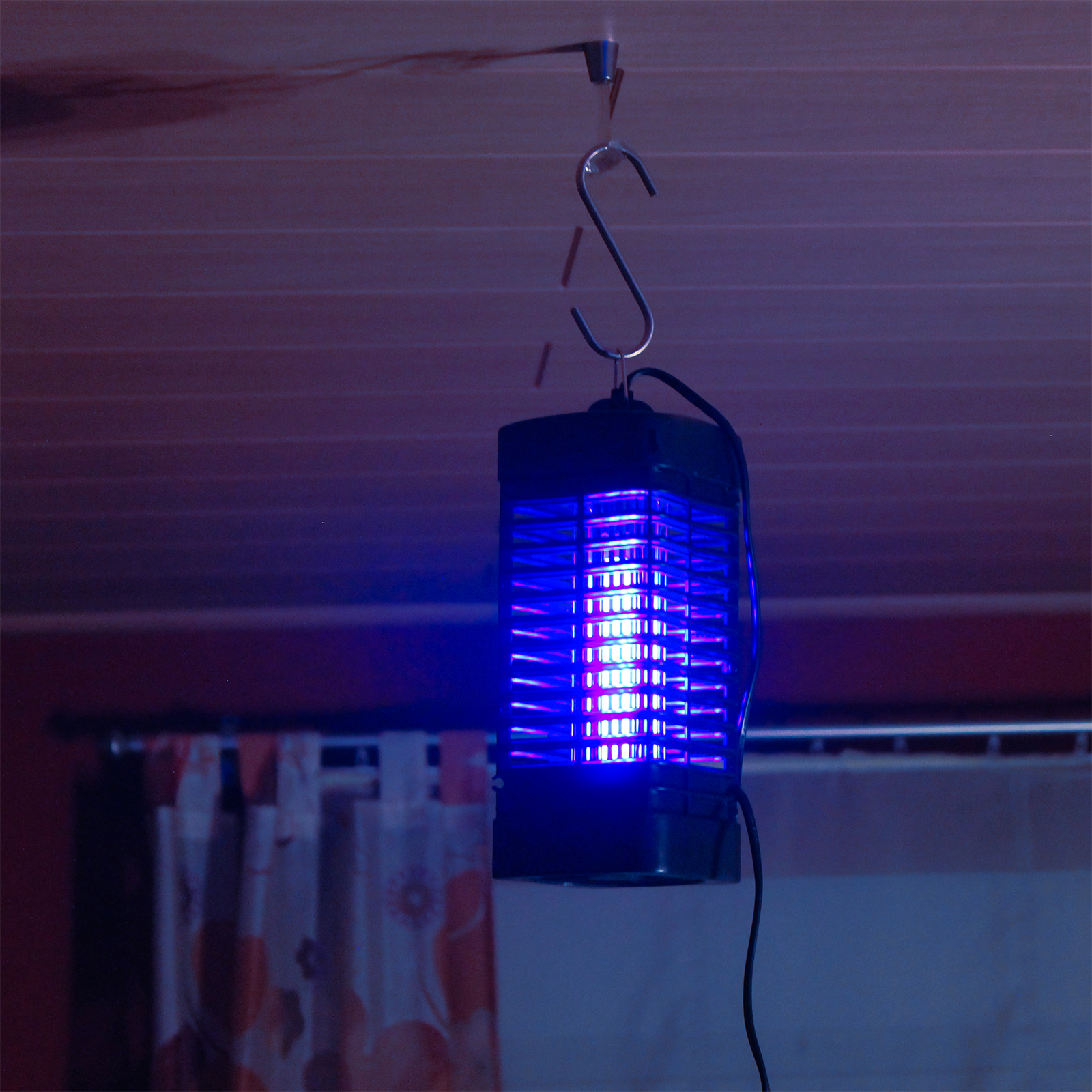 Die angelockten Insekten Fallen dann in die Auffangschale im Fuß des Geräts und kann auf der Unterseite entnommen werden.