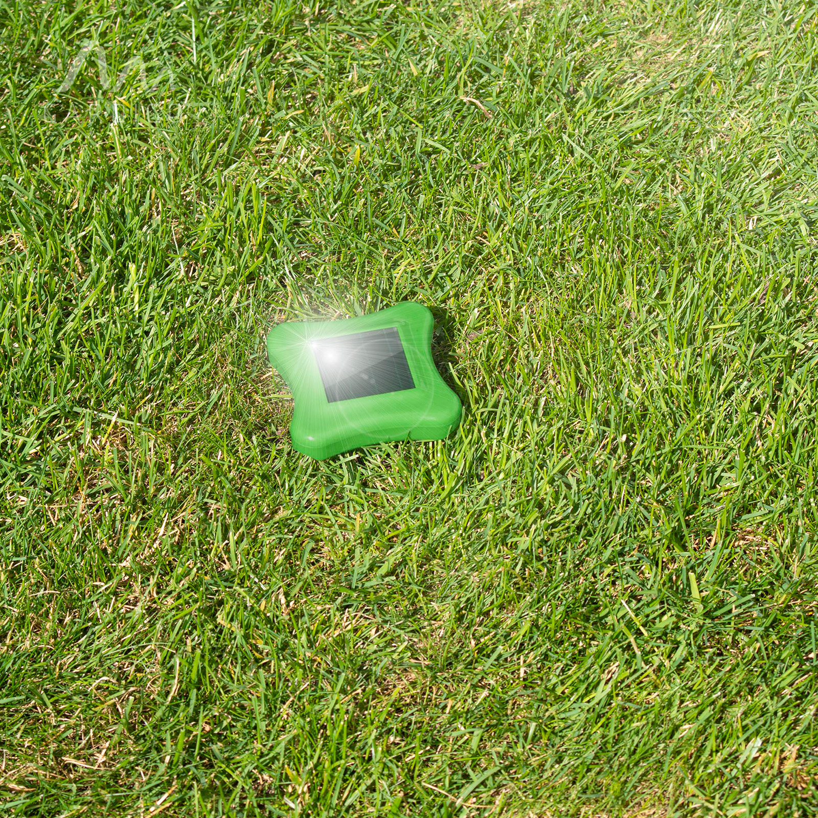 Durch das Solarpanel werden die verbauten Akkus immer wieder geladen ohne, dass Sie Hand anlegen müssen.