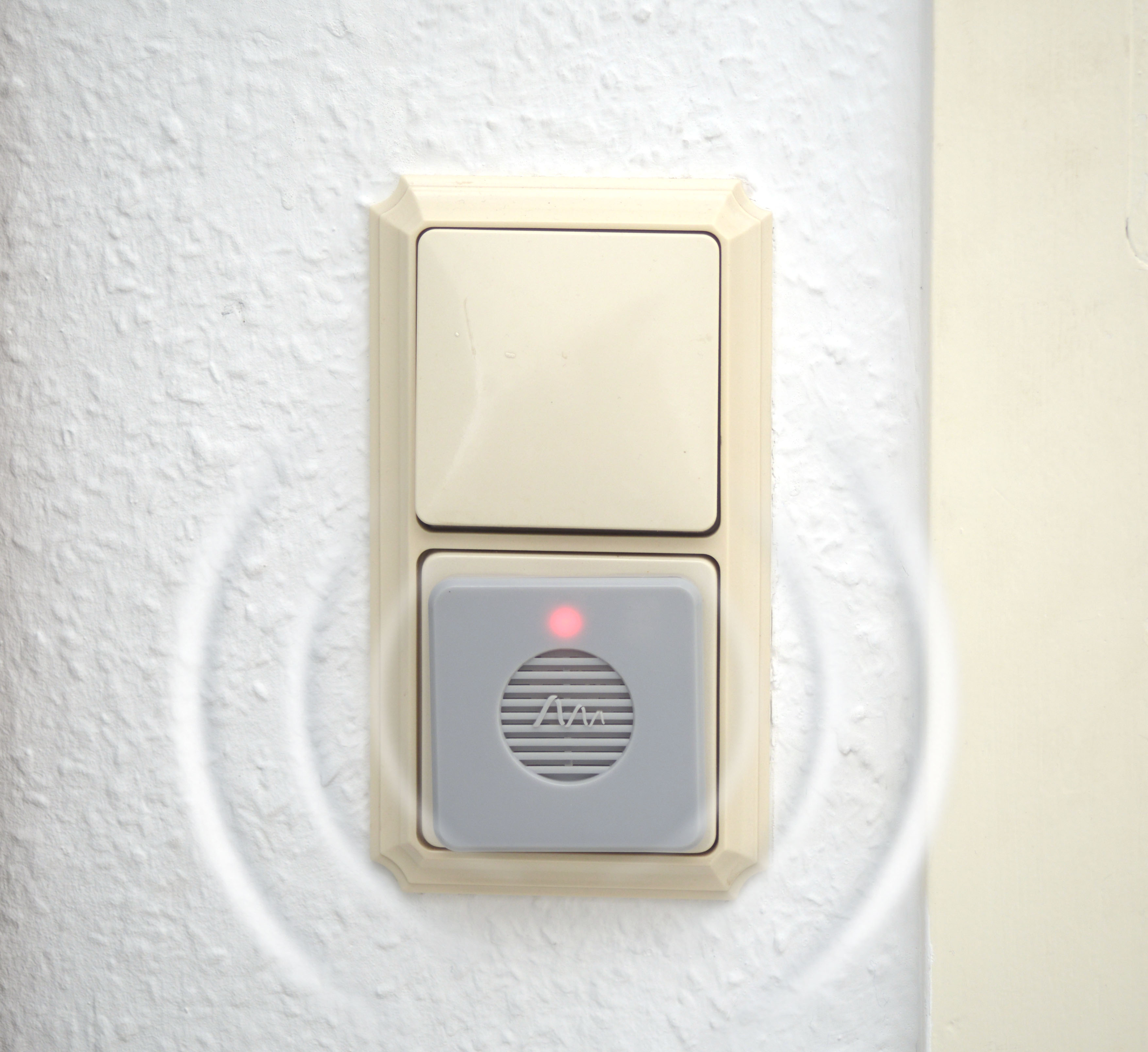 Die Abwehr-Stecker sind optisch dezent und modern gehalten und auf die Größe einer Steckdose angepasst.