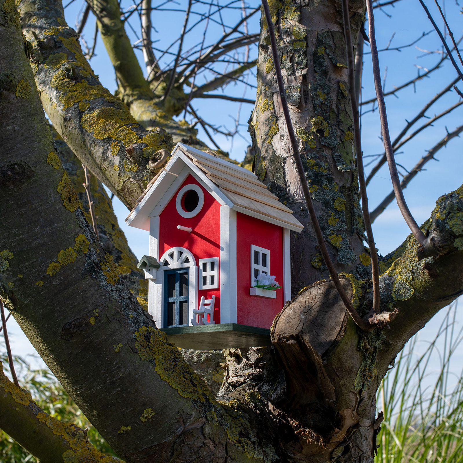 Nichoir en forme de maison de campagne
