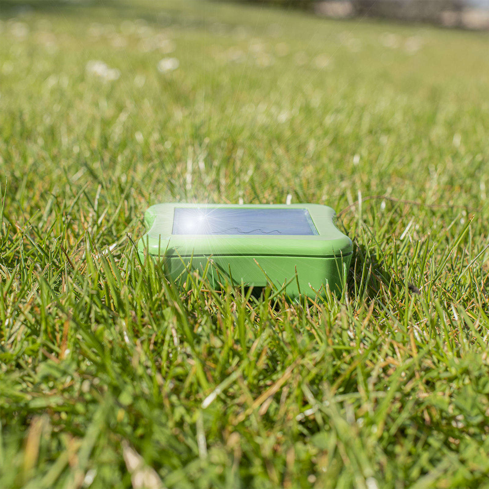 Damit sich der Schall und die Vibrationen optimal ausbreiten können sollte das Gerät möglichst weit im Boden stecken.