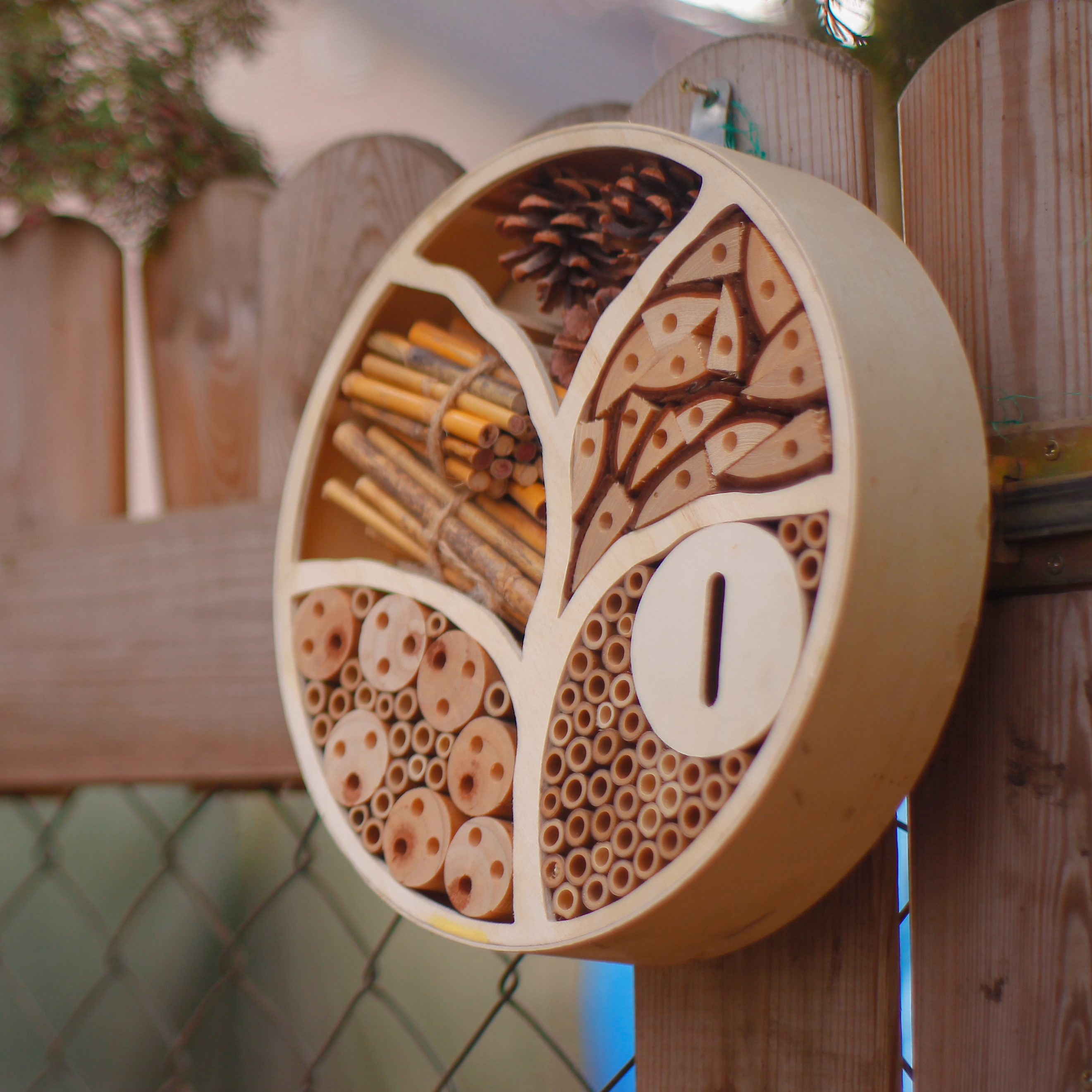 Auch Florfliegen und Marienkäfer finden einen Platz in diesem Hotel.