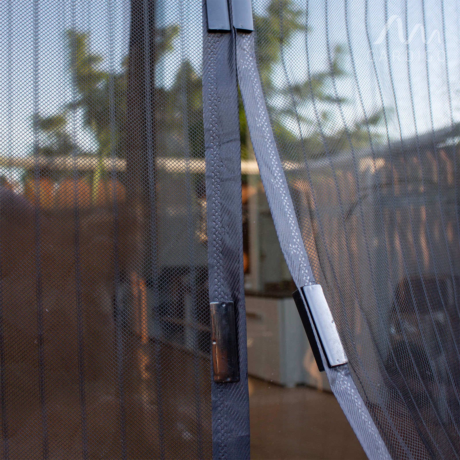 Die Magnetverschlüsse lassen sich auch von Kindern und Haustieren leicht öffnen und schließen das Gitter fast wie von selbst!