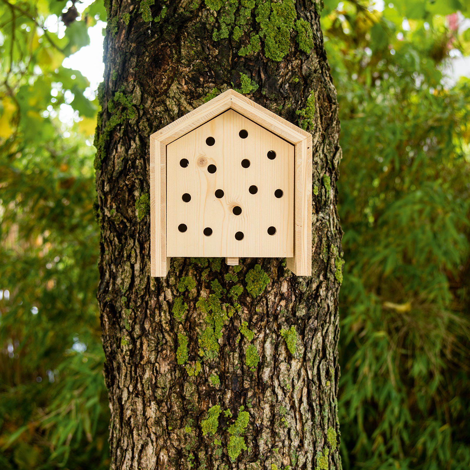 Dem Tier-Haus liegt ein Alu-Nagel bei. Dieser ist besonders schonend für Bäume.
