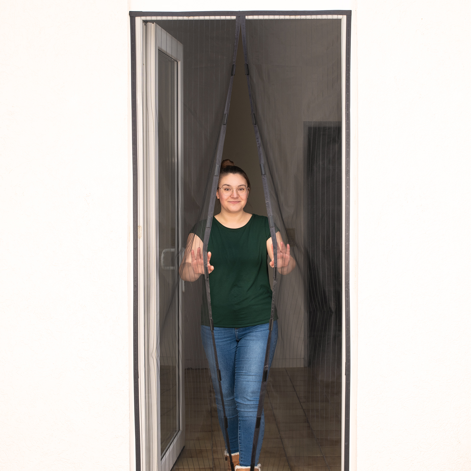 Insektenschutz, der dennoch erlaubt, ganz einfach durch die Tür hindurchzugehen.