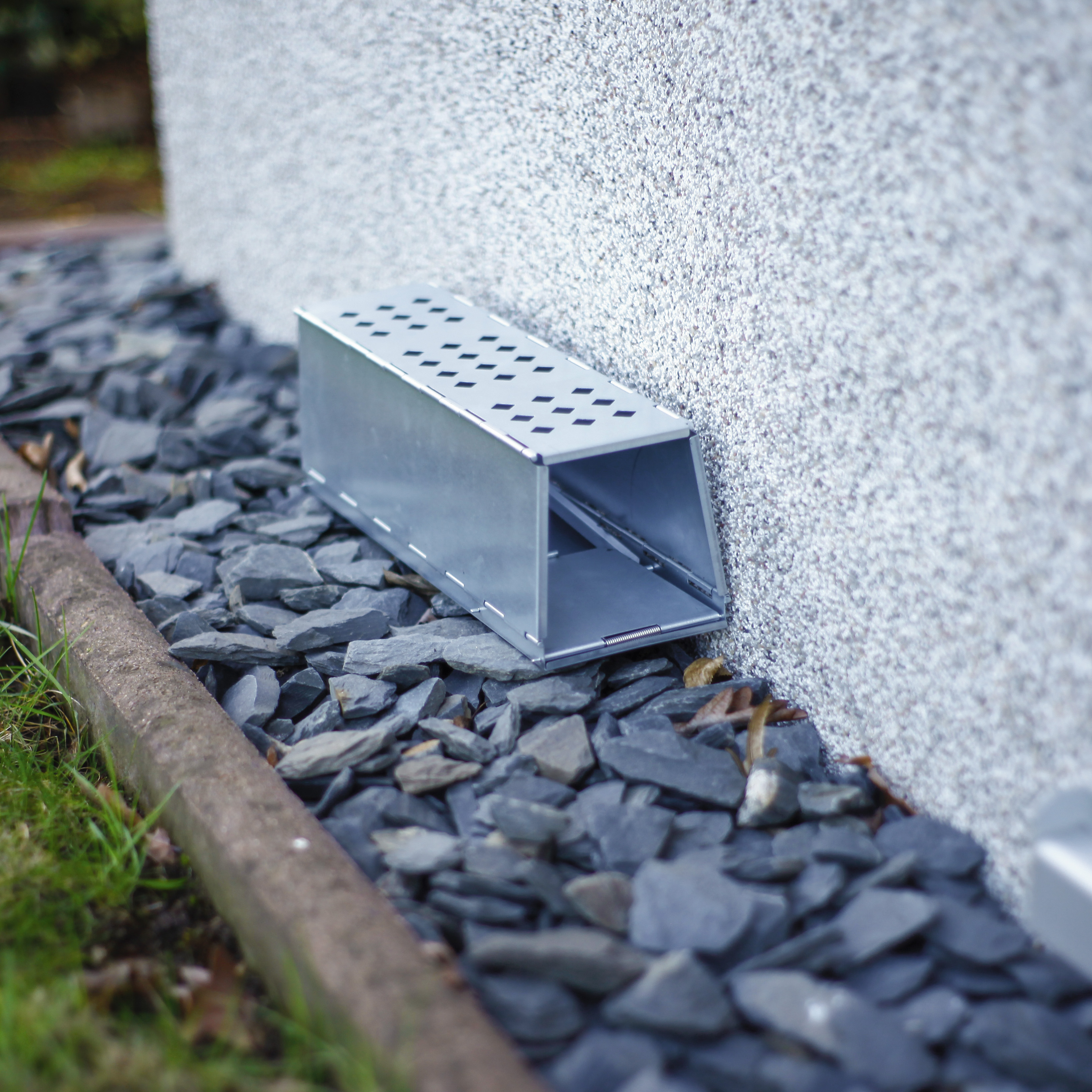 Ratten bewegen sich meist entlang von Wänden oder großen Hindernissen deswegen sollten Sie dort die Falle platzieren.