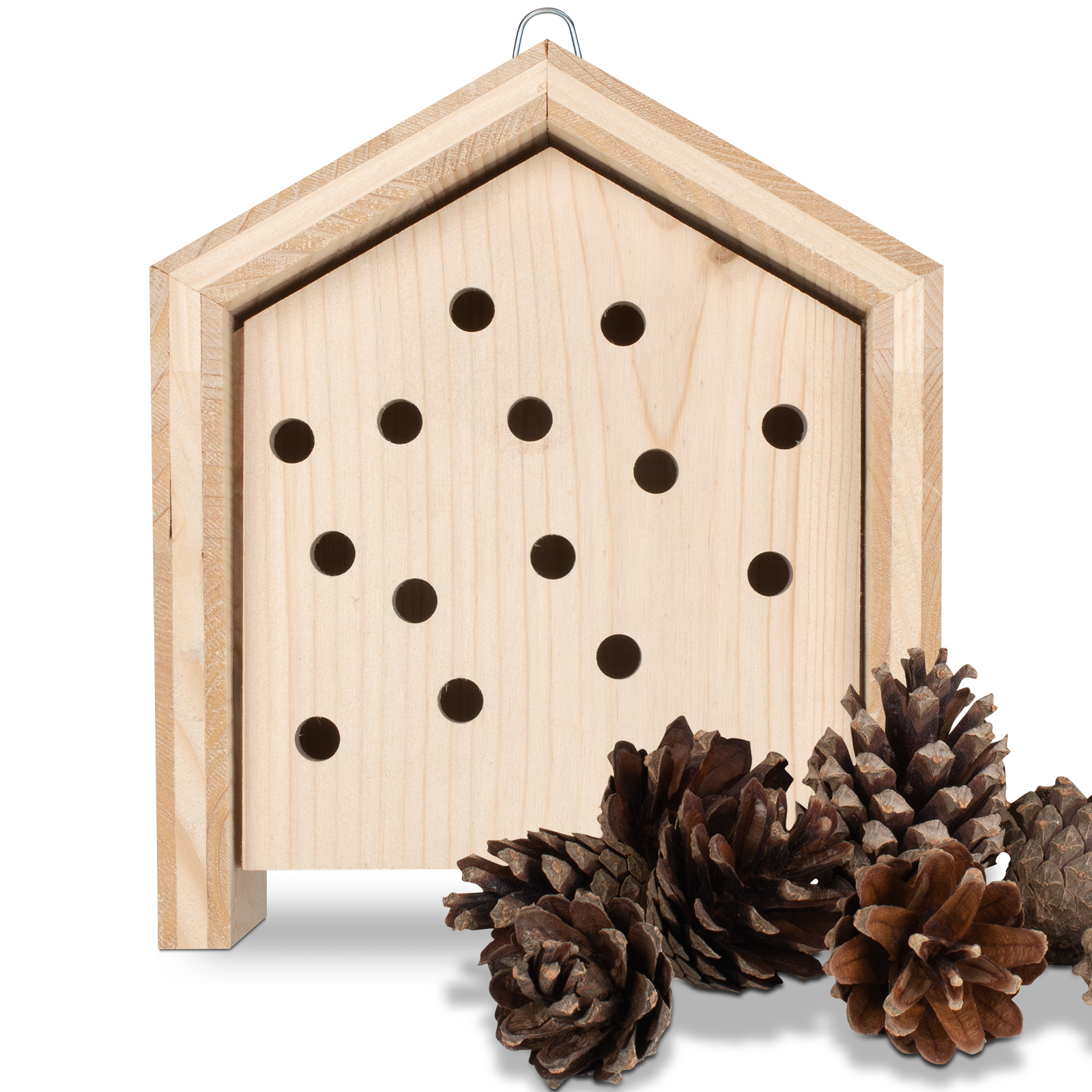 Geben Sie Kiefernzapfen, Holzwolle oder etwas Stroh hinter die Blende. Darin fühlen sich die Käfer besonders wohl.