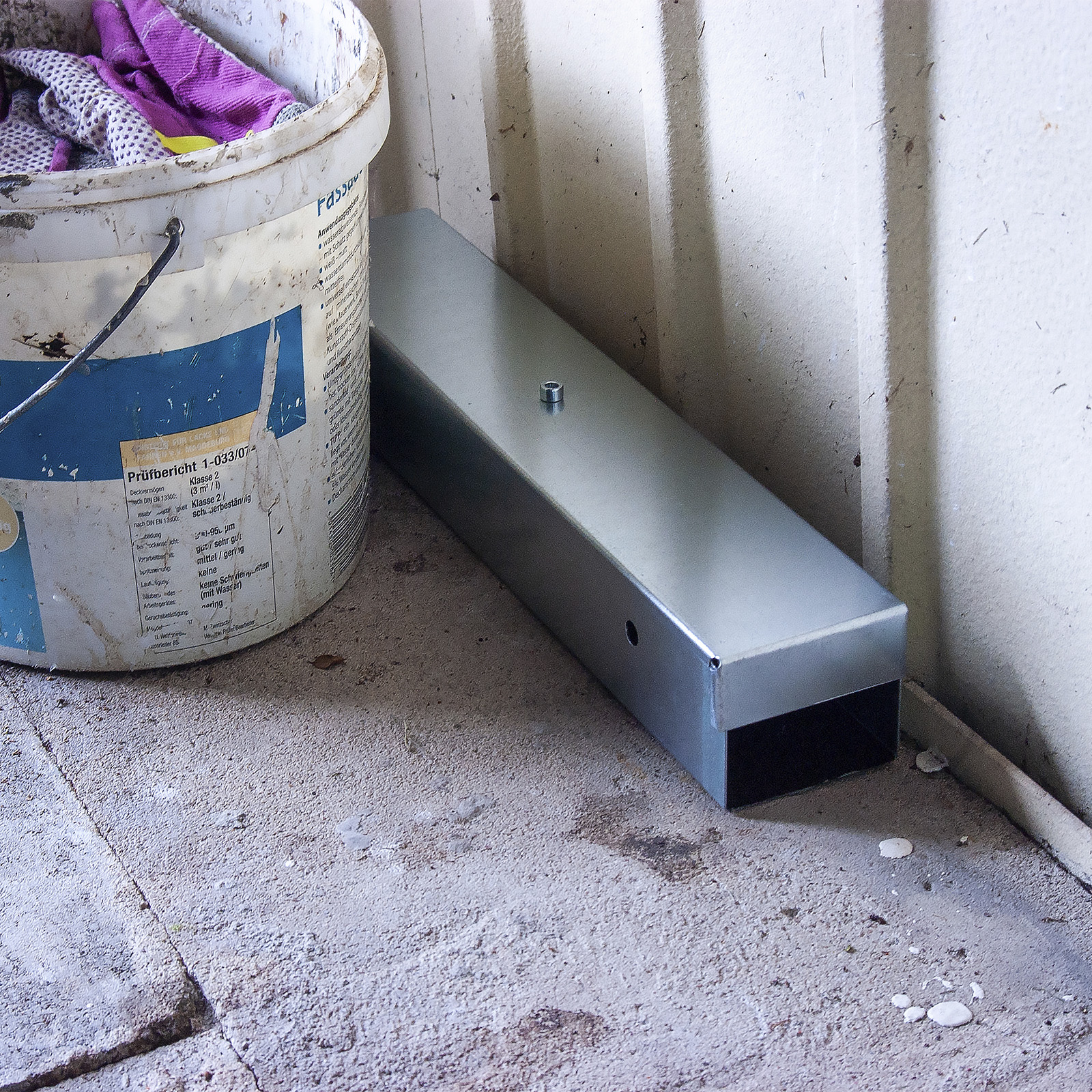 Platzieren Sie die Falle nah an der Wand denn dort laufen die Ratten & Mäuse entlang.