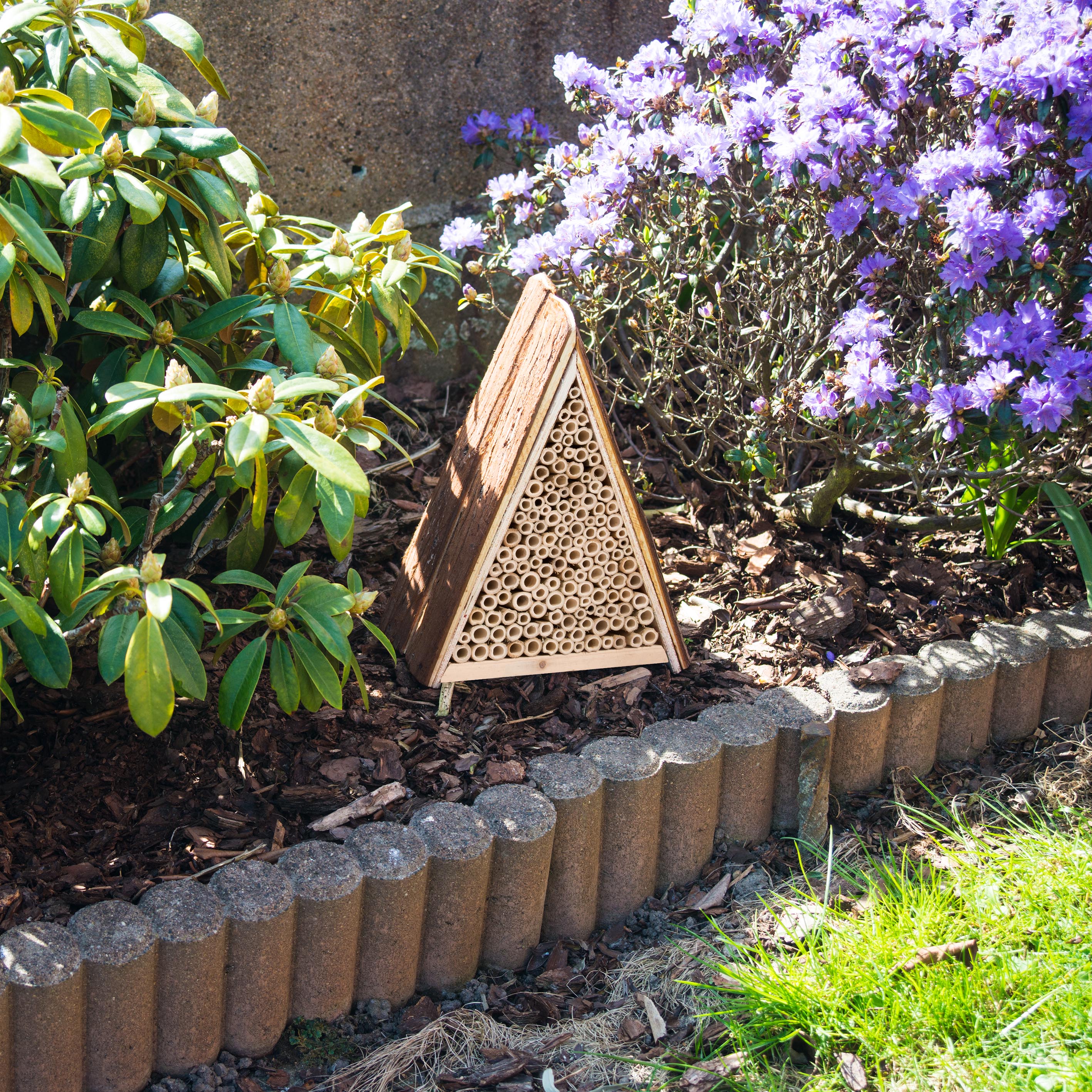 Wenn das Haus in der Nähe von Blumen oder Sträuchern stehen die Chancen gut, dass schon bald die ersten Bienen einziehen.