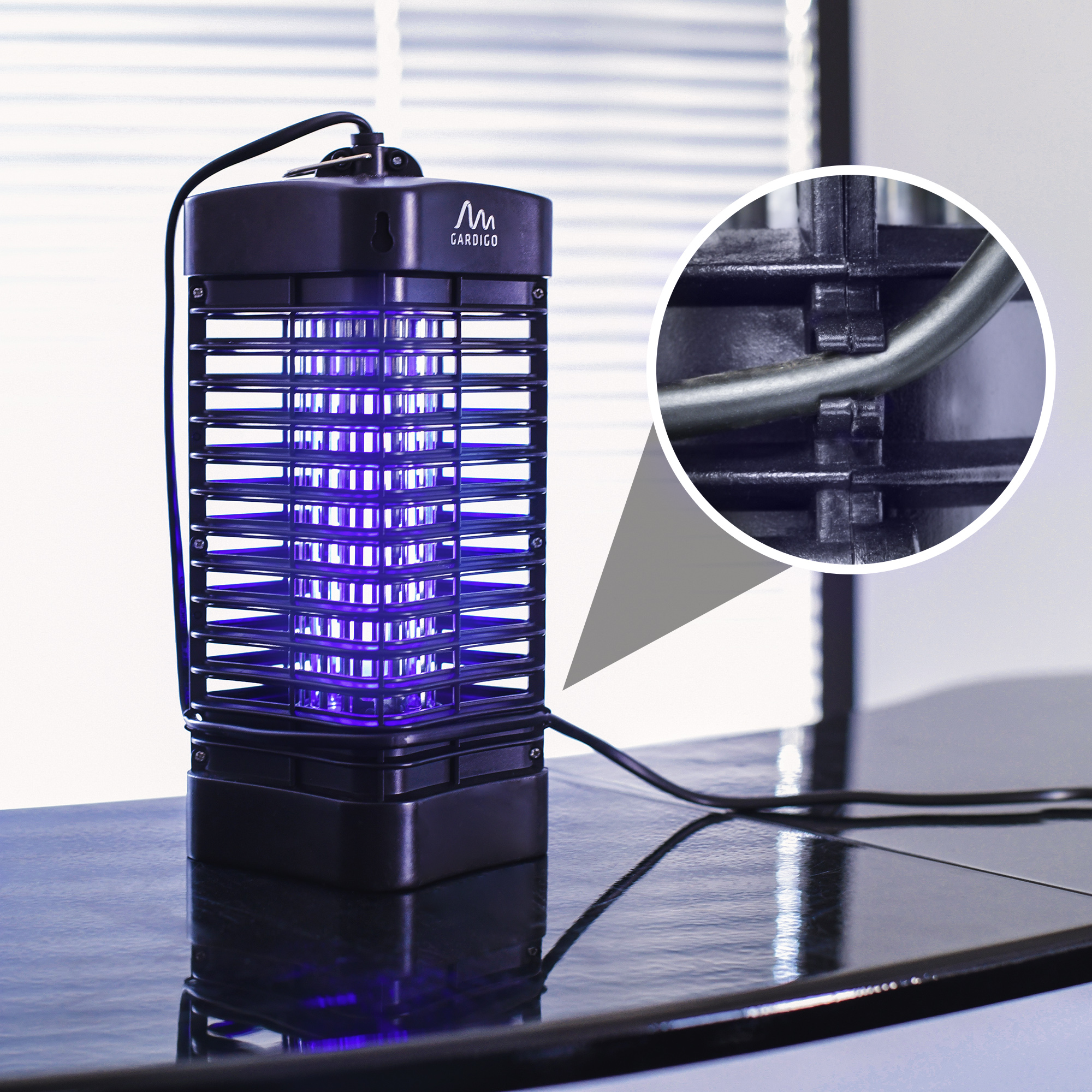 Durch die Kabelführung am Fuß des Geräts lässt sich der Vernichter ohne Kabelsalat ganz einfach aufstellen.