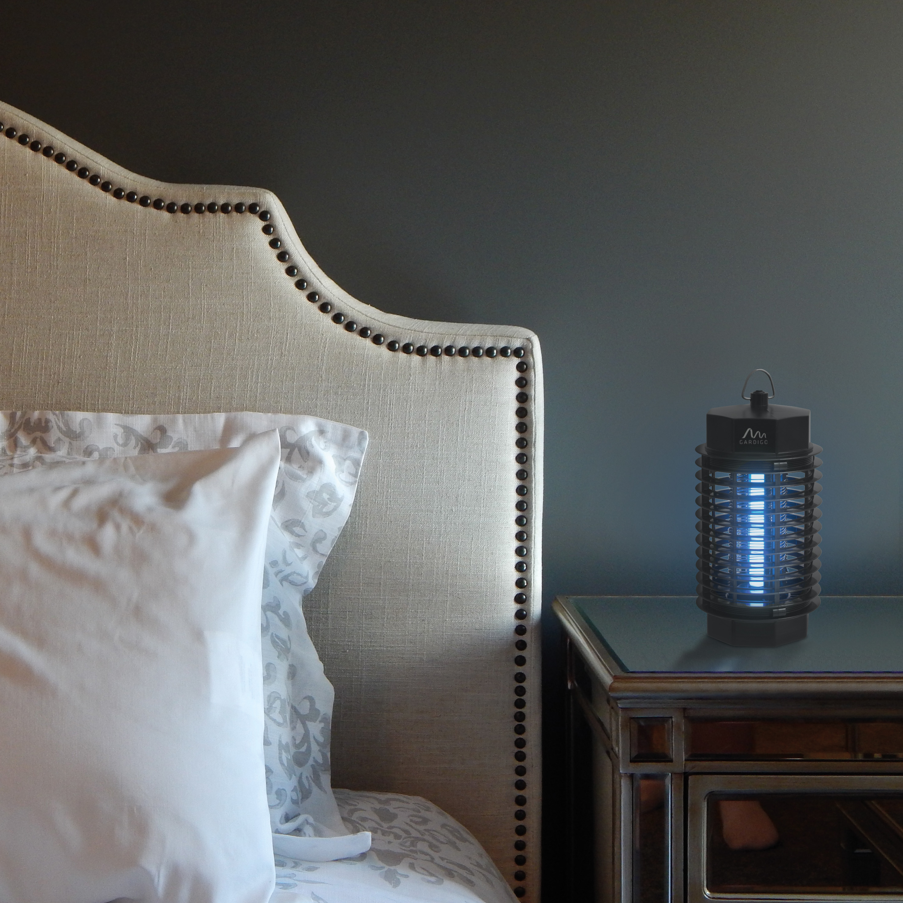 Stellen Sie das Gerät einige Zeit vor dem Zubettgehen auf um die Mücken im Raum zu fangen.