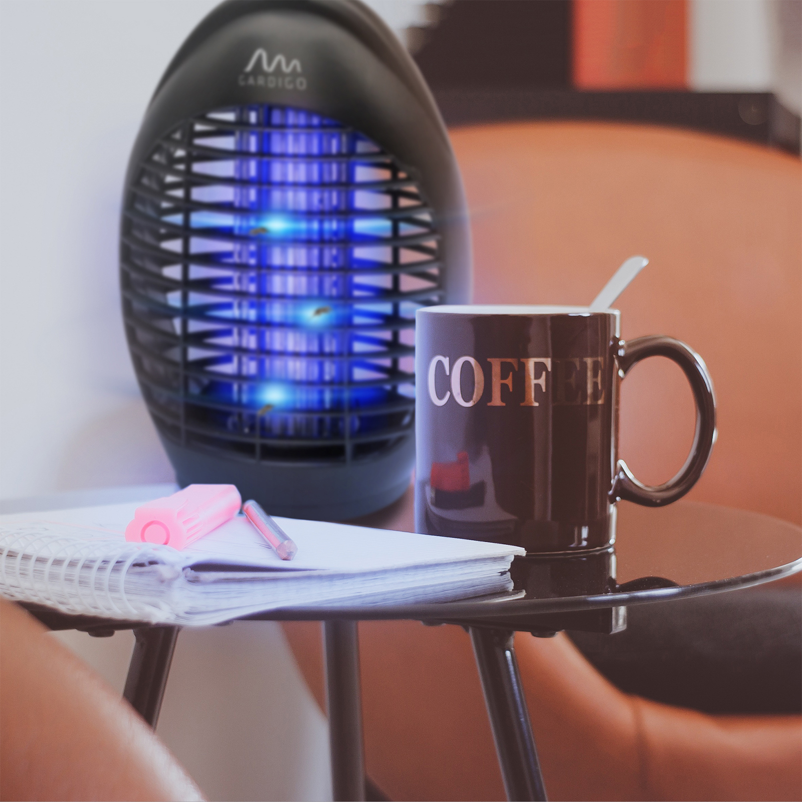 Mücken werden durch unseren Geruch angezogen und versuchen uns dann versuchen sie uns dort zu stechen.