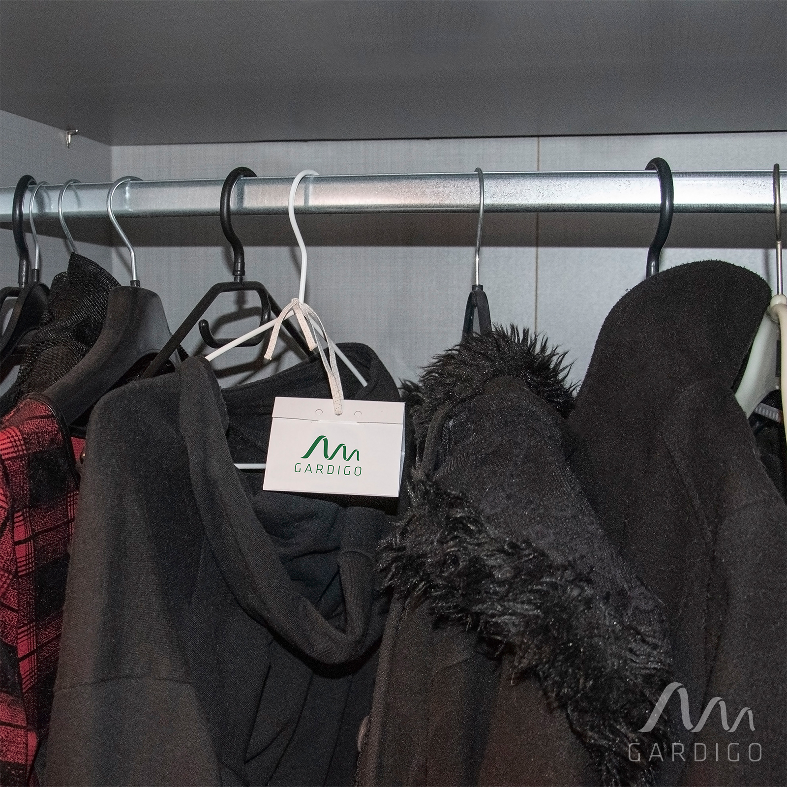 Durch die praktischen Aufhängungslöcher lässt sich die Falle auch am Kleiderbügel befestigen.