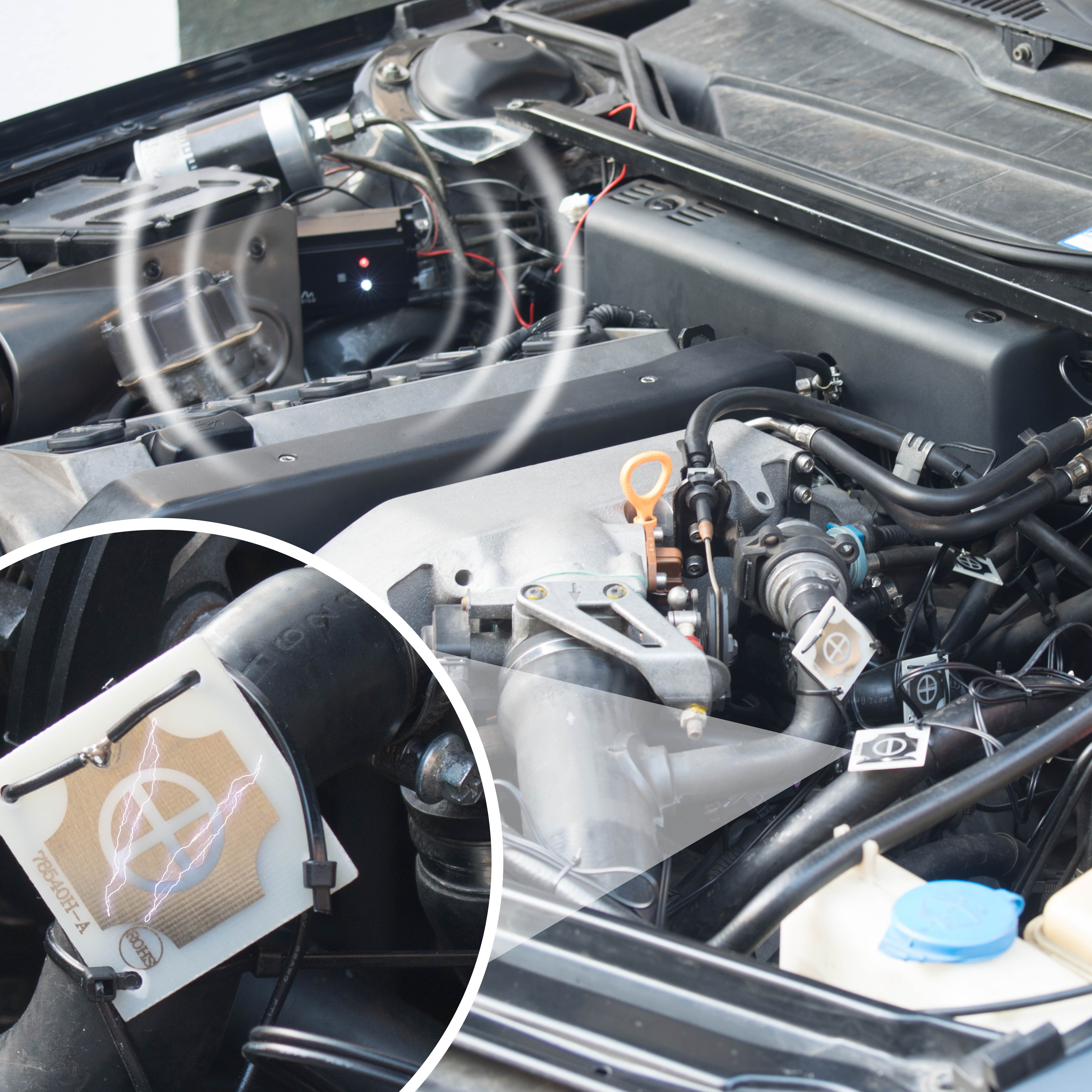 Der Marderschock Plus ist mit drei Abwehrtechniken ausgestattet: Ultraschall, Blitzlicht und elektrischen Stromschlägen.