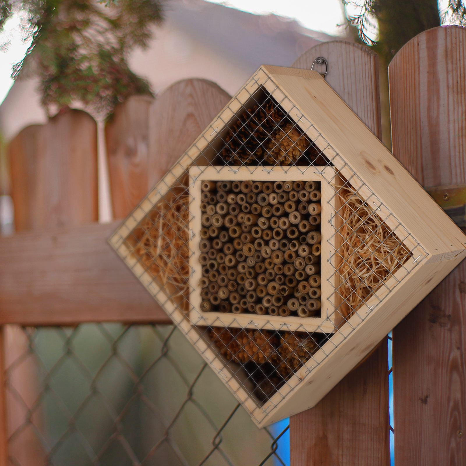 Das Insekten-Hotel findet in jedem Garten & auf jeder Terrasse ein geschütztes Plätzchen.