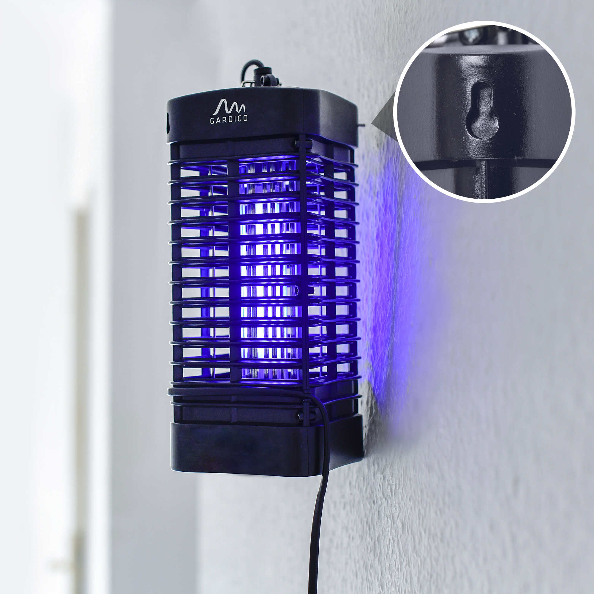 Unser Insektenvernichter besitzt zwei Ösen an der Seite, um das Gerät auch an der Wand aufhängen zu können.