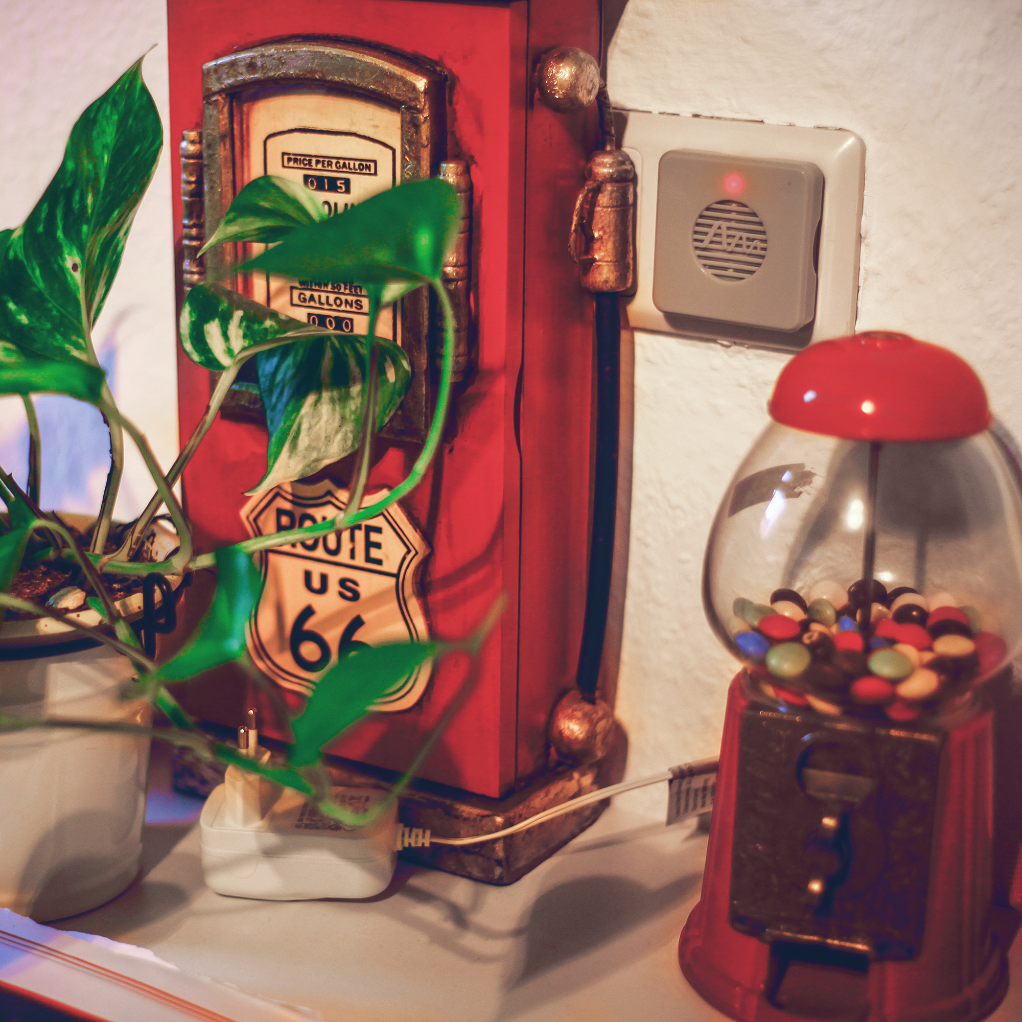 Der Stecker sendet direkt seine Schallwellen aus und vertreibt die Mücken aus dem Raum.